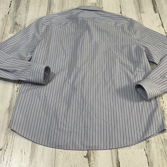 UNTUCKit Button Down Size XL - Picture 5 of 7